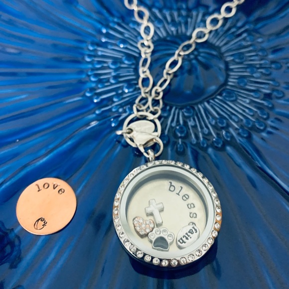 Charm Locket Perfect Condition 18in - Picture 3 of 3